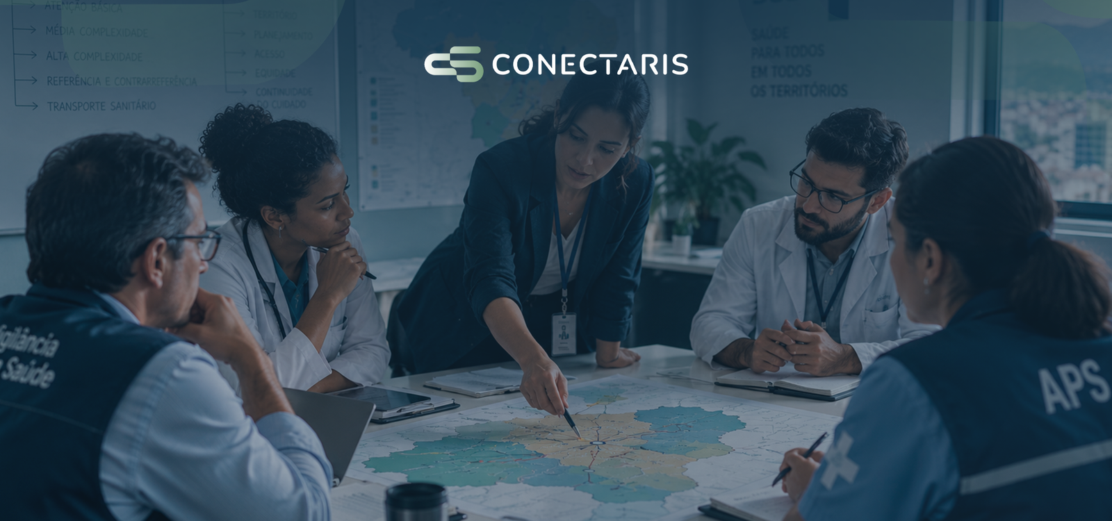 Regionalização da saúde pública: gestores e profissionais analisando o mapa das regiões de saúde do SUS